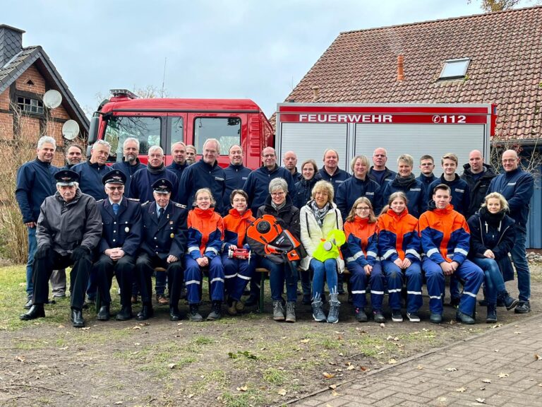 Gruppenfoto der Feuerwehr Hohenaverbergen mit Mitgliedern vom Förderverein