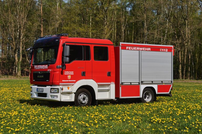 Tragkraftspritzenfahrzeug mit Wassertank auf der Wiese