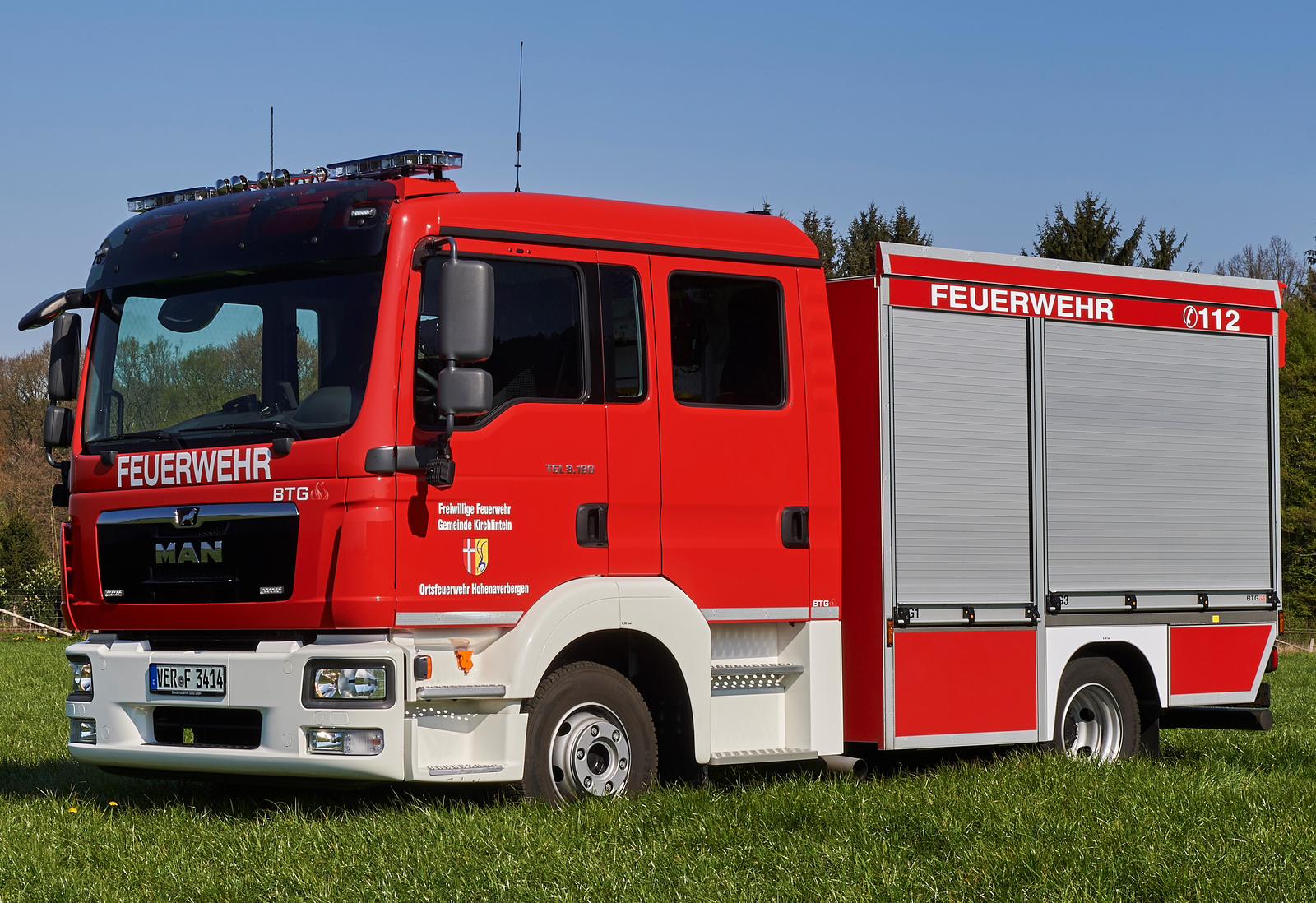 Tragkraftspritzenfahrzeug mit Wassertank auf der Wiese