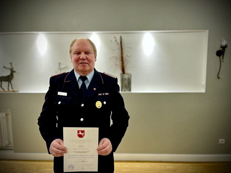 Bild von Harald mit seiner Urkunde