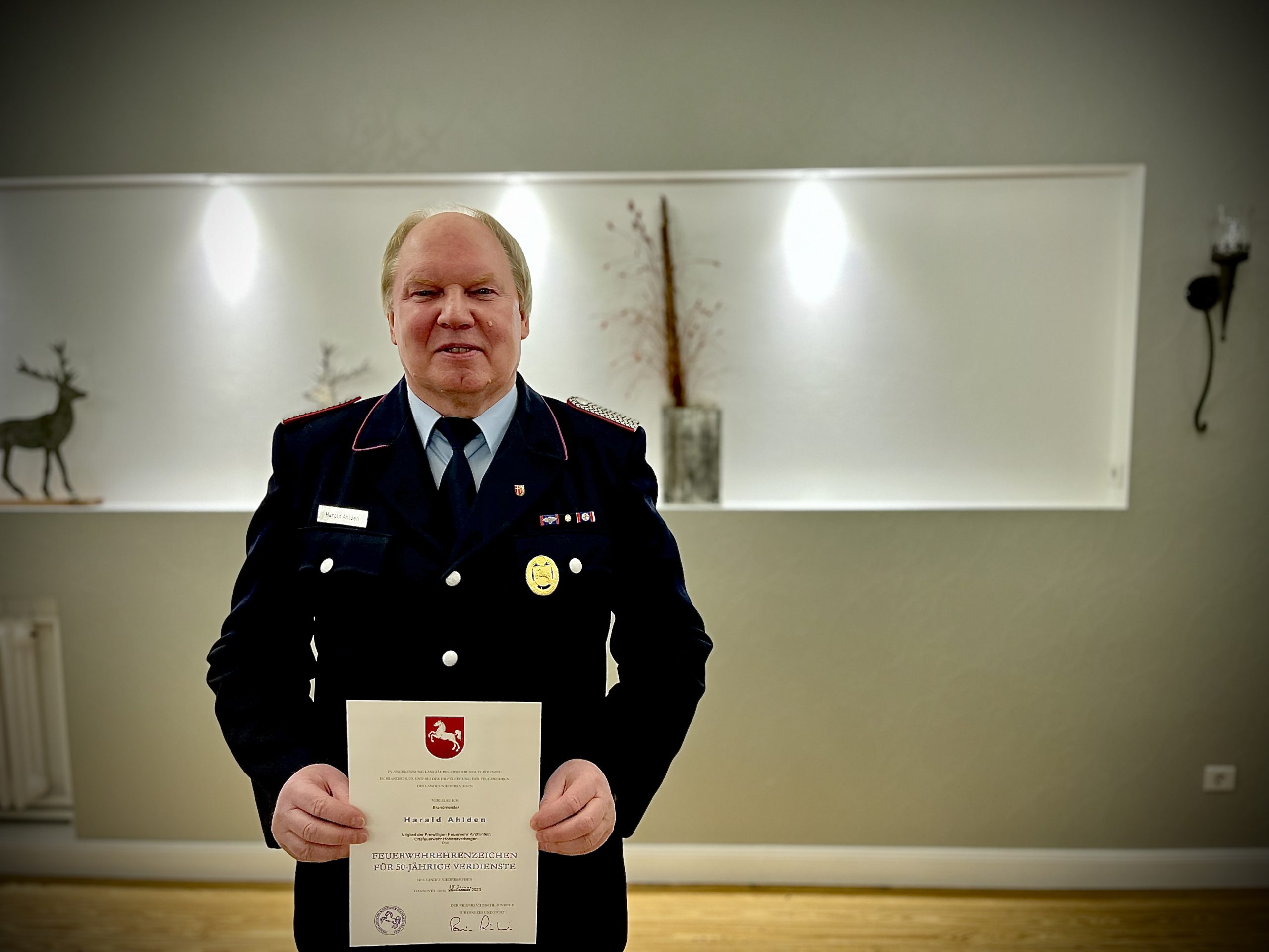 Bild von Harald mit seiner Urkunde