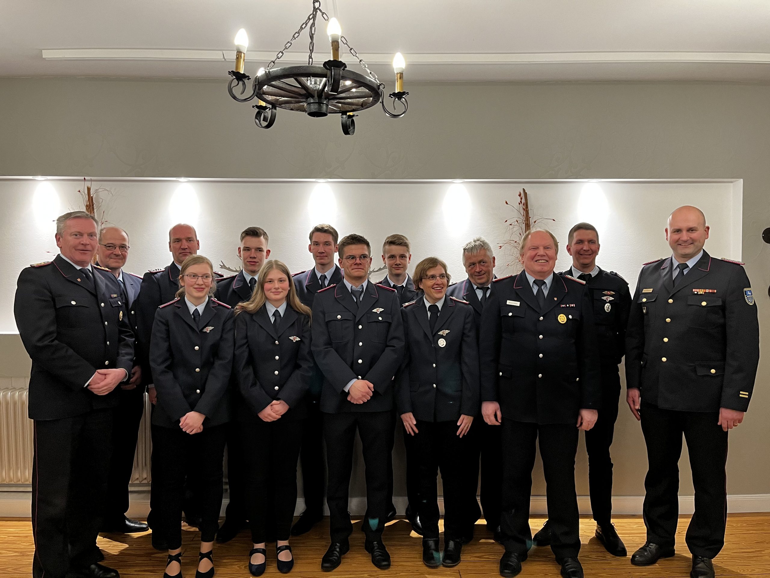 Gruppenfoto mit den beförderten und geehrten Kameraden