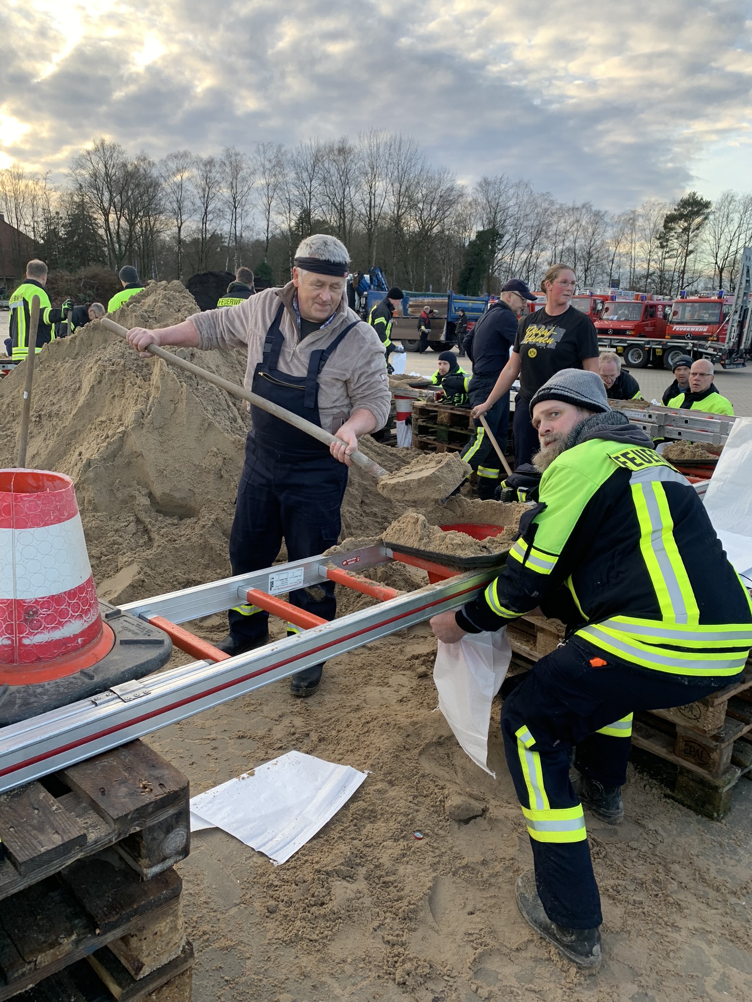 Kameraden füllen Sandsäcke