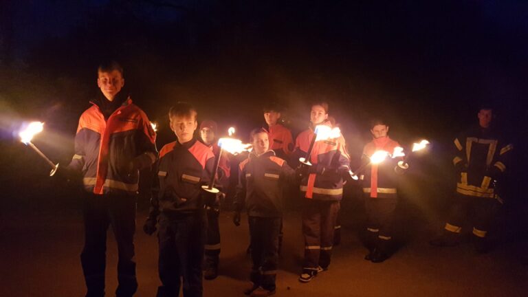 Jugendfeuerwehr mit Fackel vor dem anstecken des Osterfeuers