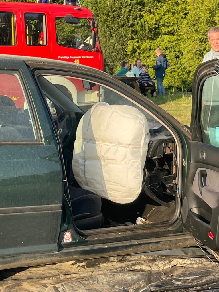 aufgegangener Airbag bei einem verunfallten Auto