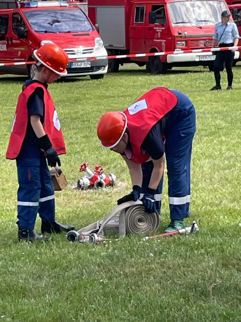 Der Angriffstrupp der Jugendfeuerwehr rollt seine Schläuche