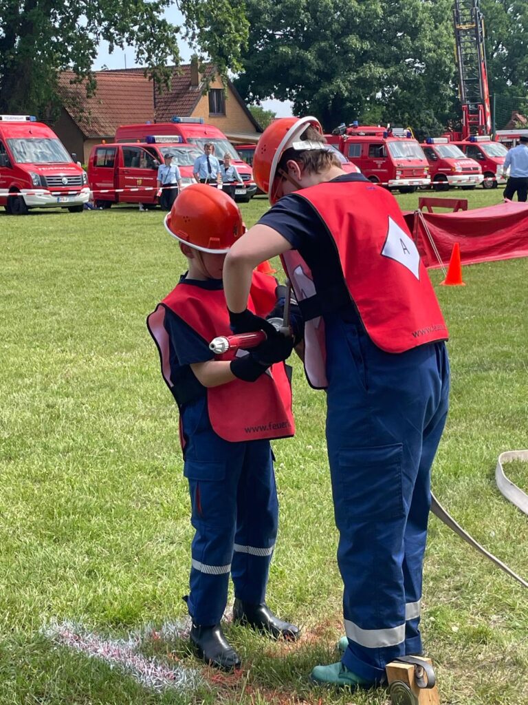 Der Angriffstrupp beim Ankuppel den Strahlrohres an den Schlauch