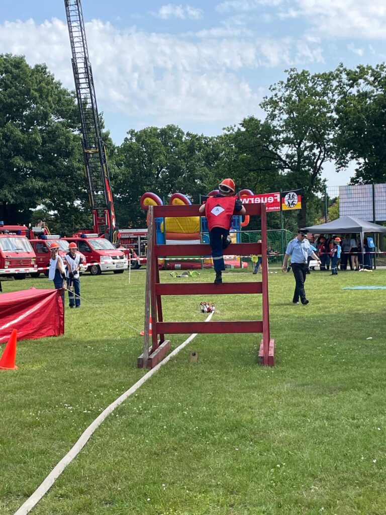 Der Angriffstrupp beim richtigen überqueren der Leiterwand