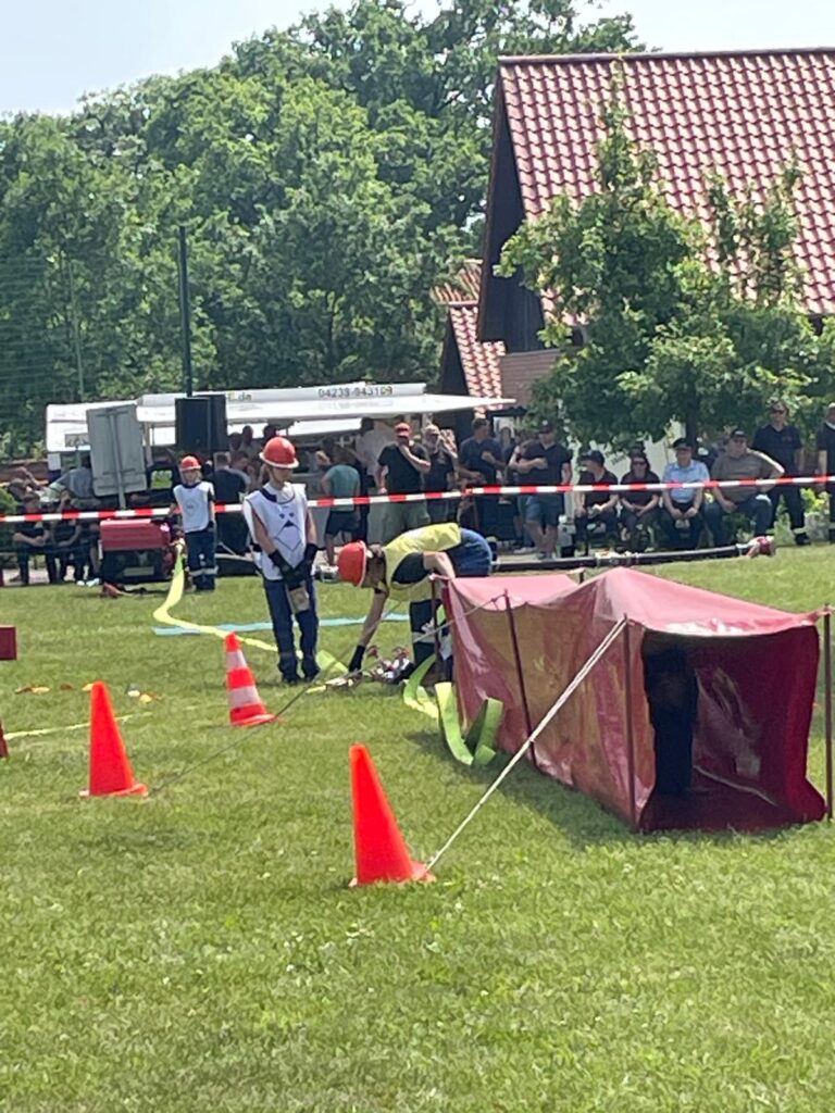Der Schlauchtrupp beim Durchqueren des Tunnels beim Wettbewerb