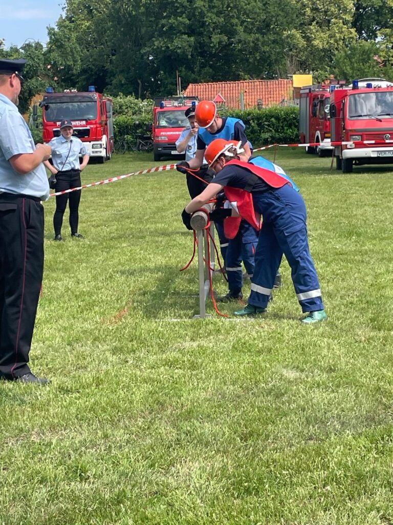 Angriffstrupp und Wassertrupp beim Anlegen der Knoten