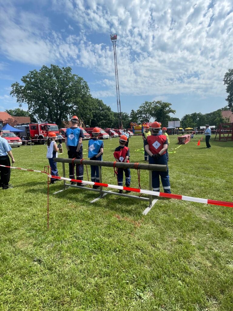 Angriffstrupp und Wassertrupp mit dem Gruppenführer nach Beendigung des Wettbewerbs