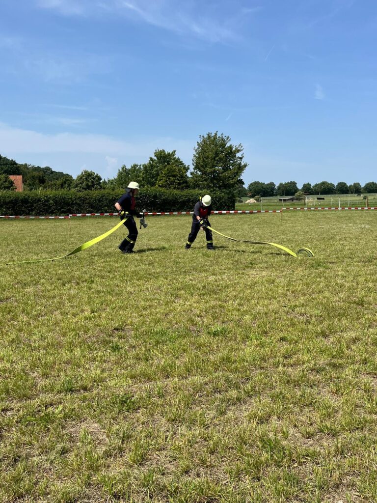 Ein Trupp beim Rollen der Schläuche