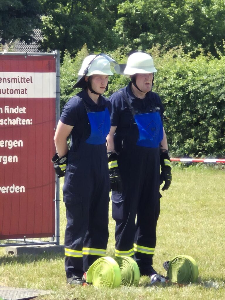 Jörg und Jonah warten am Verteiler auf ihren Einsatzbefehl