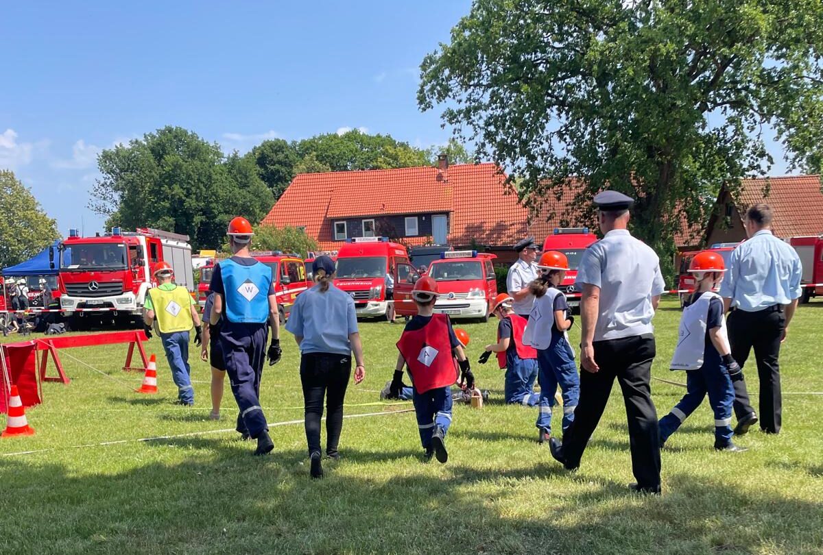 Die Jugendfeuerwehr bei ihrem Aufbau A Teil