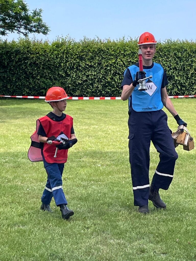 Bild von Arne und Mathis nach dem Wettbewerb