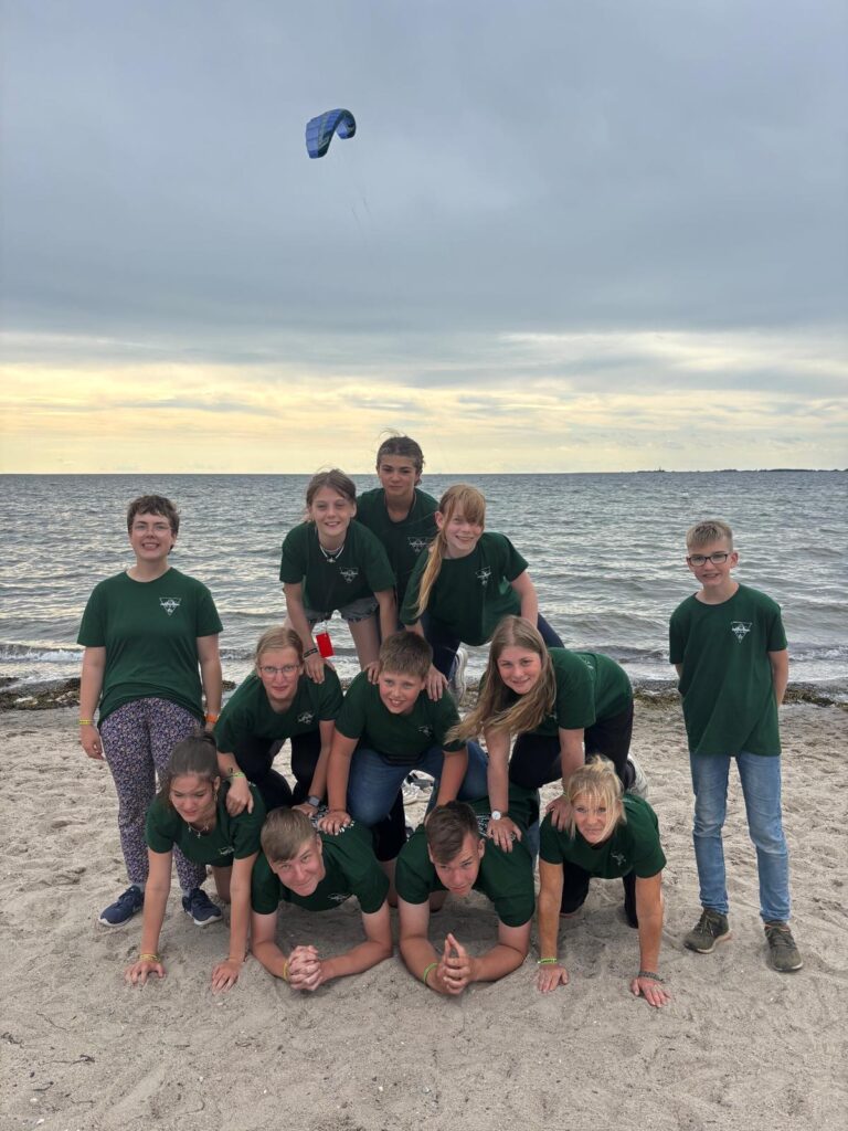 Pyramide der Jugendlichen am Strand von Fehmarn