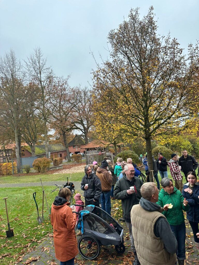 gemeinsames Frühstück auf dem Dorfplatz