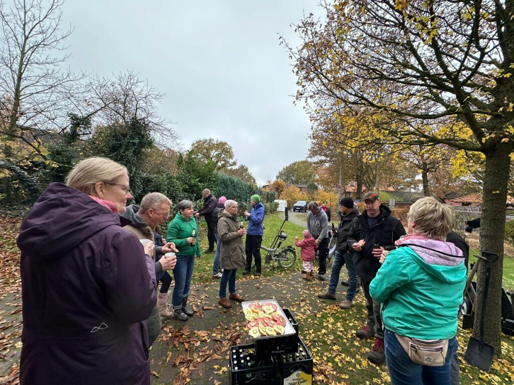 gemeinsames Frühstück auf dem Dorfplatz