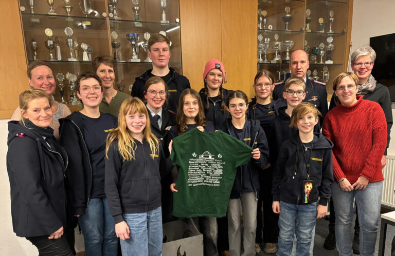 Gruppenfoto der Jugendfeuerwehr mit dem Vorstand vom Förderverein