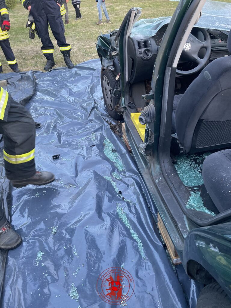 Auto zerlegt mit hydraulischem Rettungsgerät Schere und Spreizer (Übung)