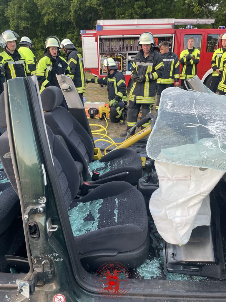 Auto zerlegt mit hydraulischem Rettungsgerät Schere und Spreizer (Übung)