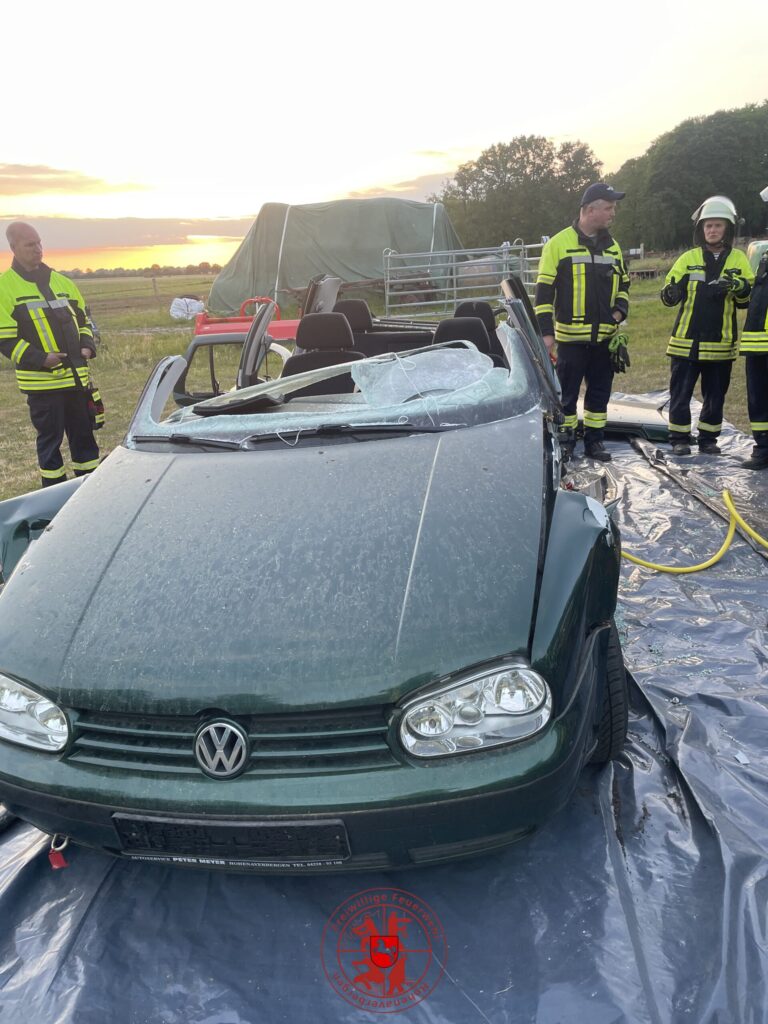 Auto zerlegt mit hydraulischem Rettungsgerät Schere und Spreizer (Übung)