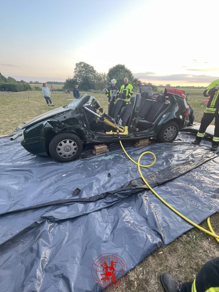 Auto zerlegt mit hydraulischem Rettungsgerät Schere und Spreizer (Übung)