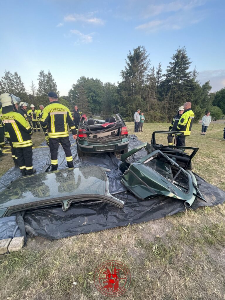 Auto zerlegt mit hydraulischem Rettungsgerät Schere und Spreizer (Übung)