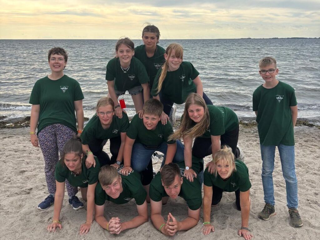 Pyramide der Jugendlichen am Strand von Fehmarn