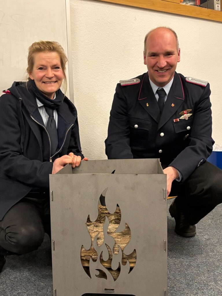 Tina und Sven mit Feuerkorb für Tina