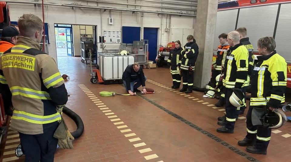 Foto vom zusammen kuppeln eines Strahlrohres mit einem Schlauch