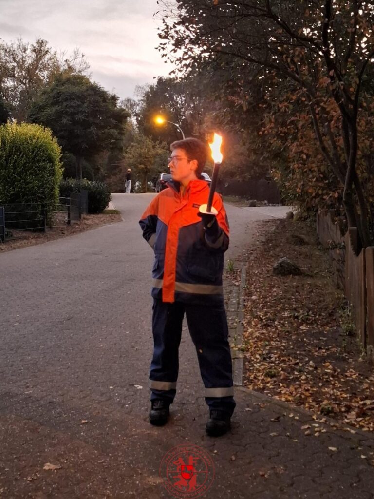 Hannah mit eine Fackel beim Laternenumzug