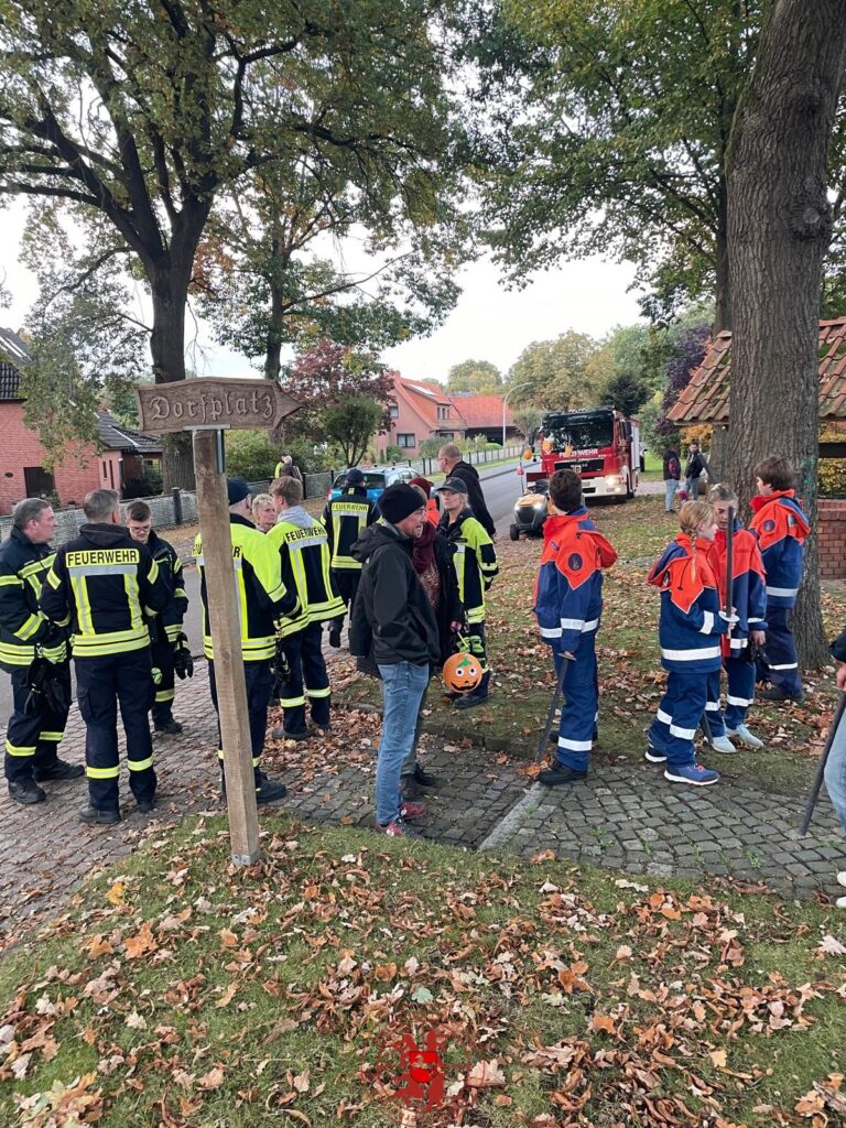 Die Feuerwehr/Jugendfeuerwehr sammelt sich auf dem Dorfplatz für den Start des Laternenumzuges mit Fackel
