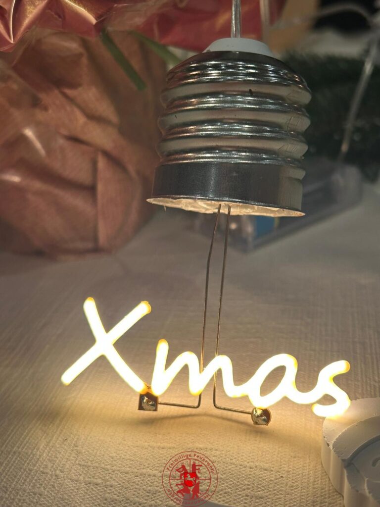 selbstgebauter Weihnachtsschmuck aus einer alten Glühlampe