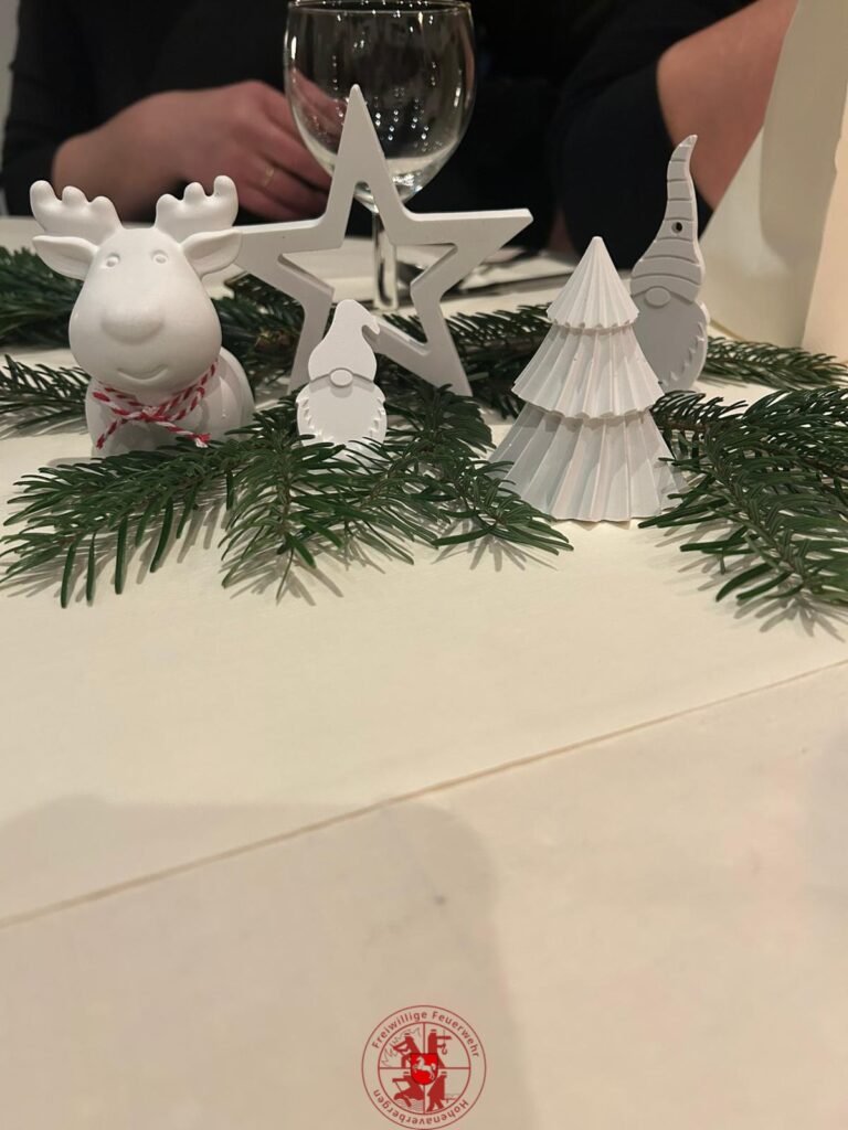 Gipsfiguren auf dem gedeckten Tisch