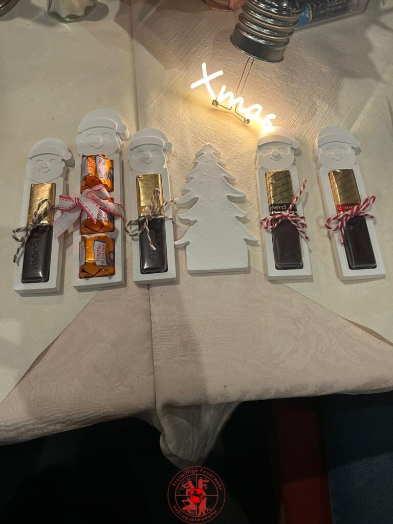 Weihnachtsdekoration für den Tisch bei der Weihnachtsfeier