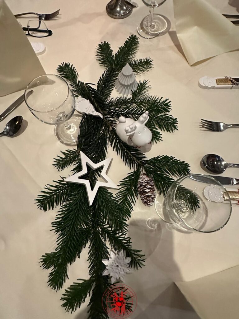 geschmückter Tisch mit Tannen und Gipsfiguren