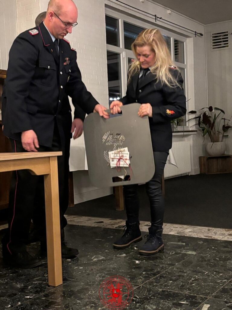 Tina bekommt eine Grillplatte von Sven