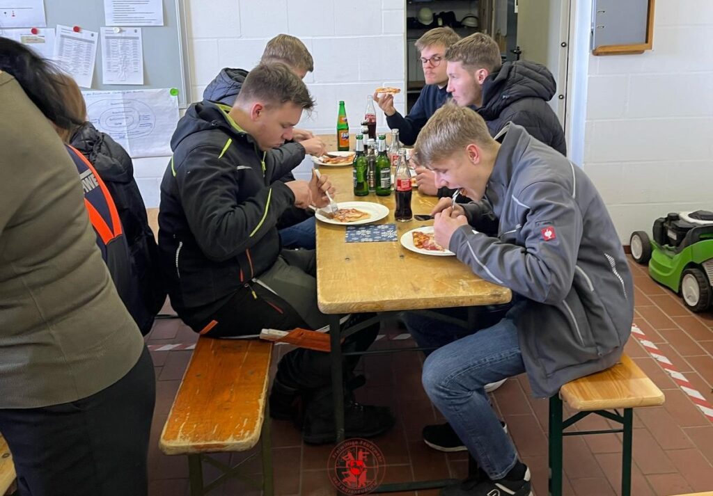 Pizza essen im Feuerwehrhaus