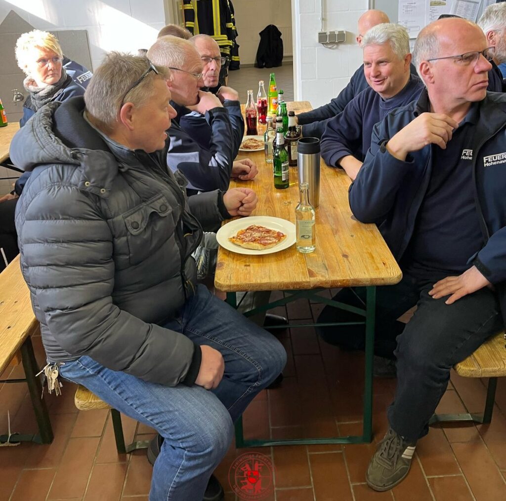 Pizza essen im Feuerwehrhaus