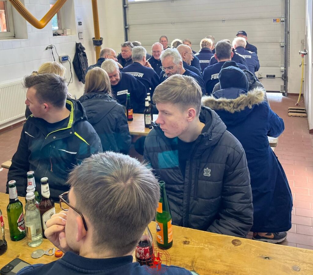 Pizza essen im Feuerwehrhaus