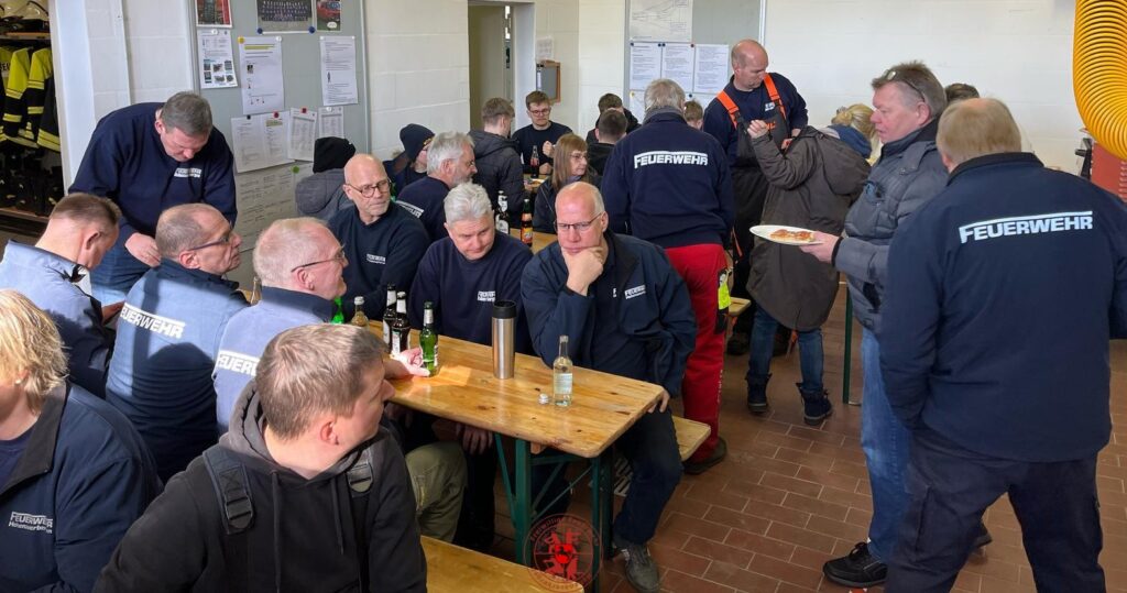 Pizza essen im Feuerwehrhaus