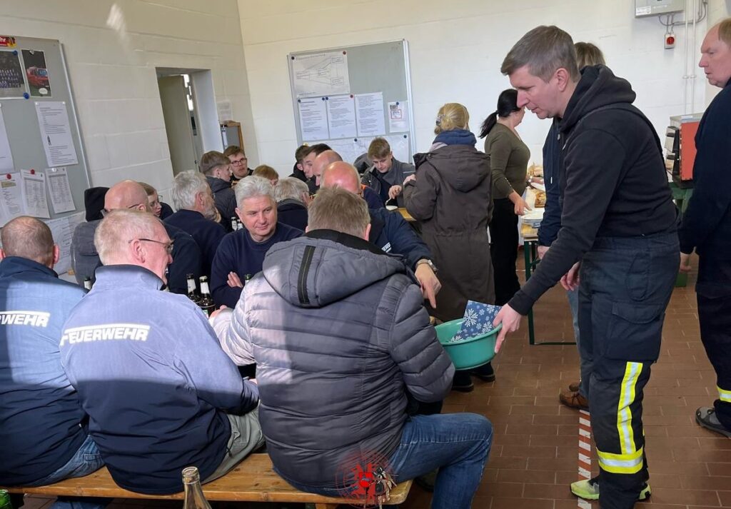 Pizza essen im Feuerwehrhaus