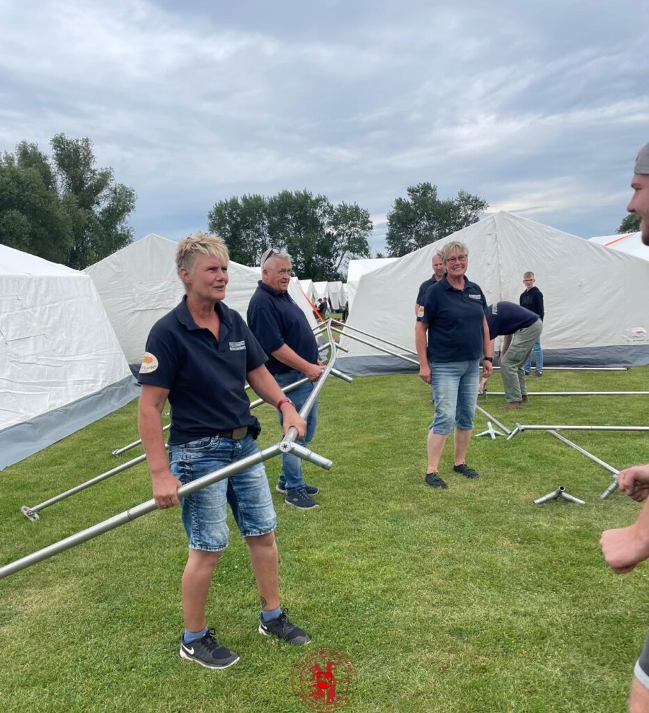 zusammenstecken der Stangen für das Zelt was aufgebaut wird