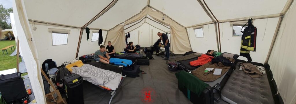 eingerichtete Schlafplätze der Jugendlichen mit Liegen und Schlafsäcken