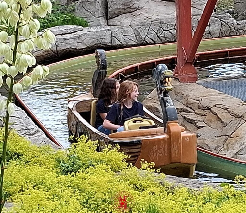 Jugendliche im Hansa Park in der Wasserbahn