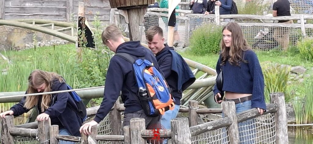 mit Spaß anstehen an einem Fahrgeschäft im Hansa Park