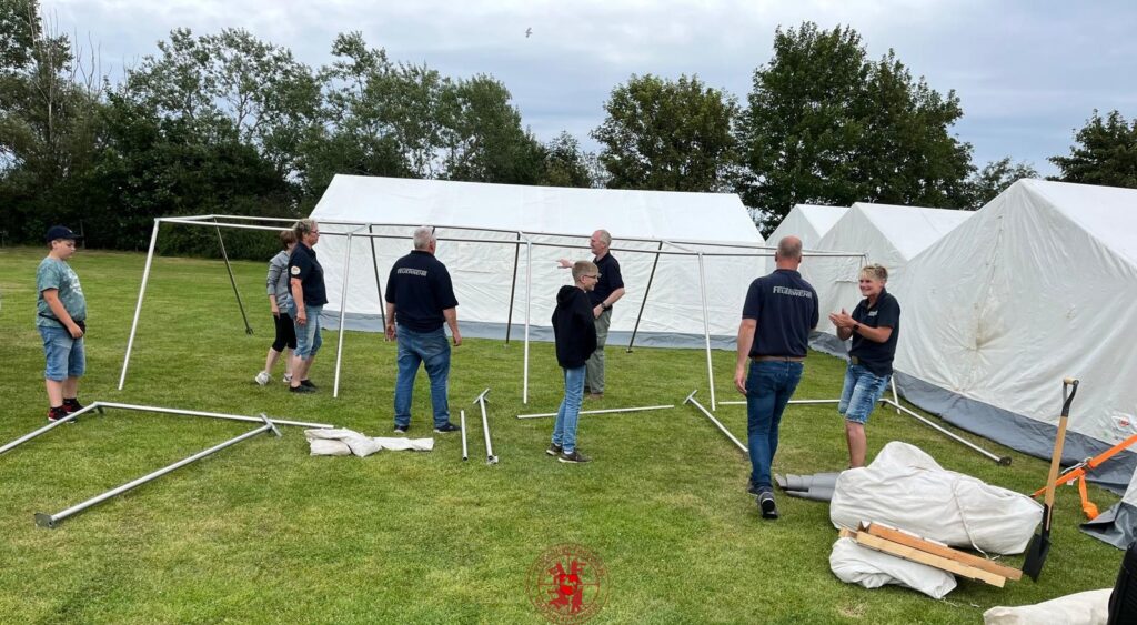aufbau des Zeltes für die Jugendlichen auf Fehmarn