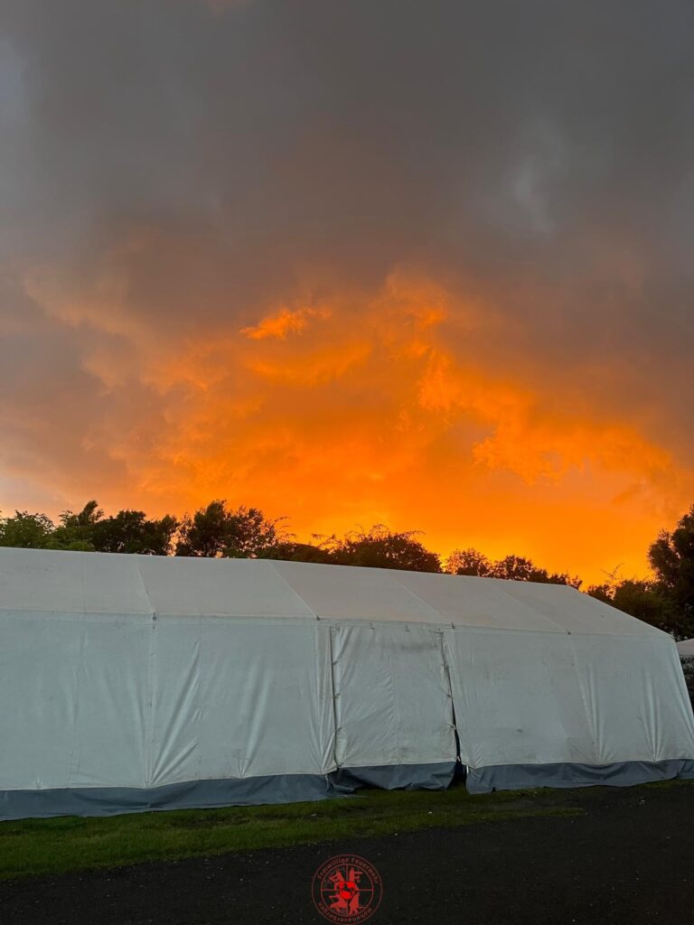 Sonnenuntergang auf Fehmarn über den Zelten