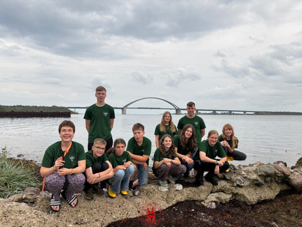 Gruppenfoto von den Jugendlichen am Strand vor der Fehmarnsundbrücke